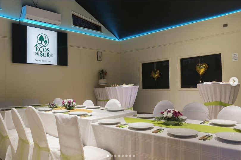 Salón preparado para evento en Écos del Sur